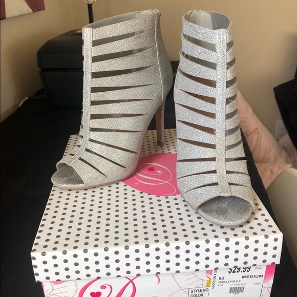 Silver heels - Picture 2 of 3